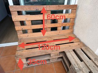 Sofá y mesa de terraza de madera