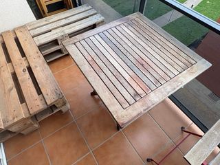 Sofá y mesa de terraza de madera