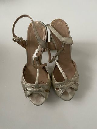 Tacones dorados Pedro Miralles