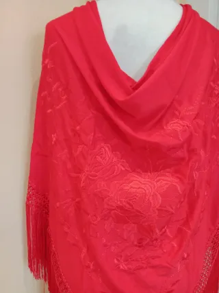 Mantoncillo bordado rojo