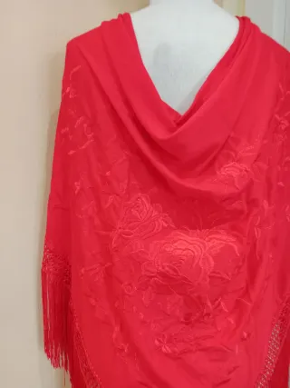 Mantoncillo bordado rojo