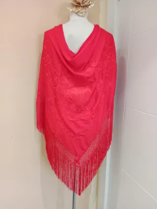 Mantoncillo bordado rojo