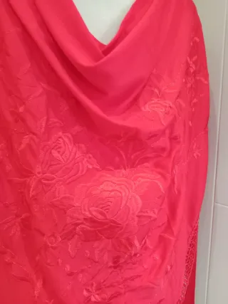 Mantoncillo bordado rojo