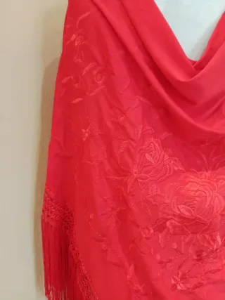 Mantoncillo bordado rojo