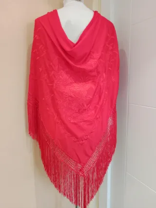 Mantoncillo bordado rojo
