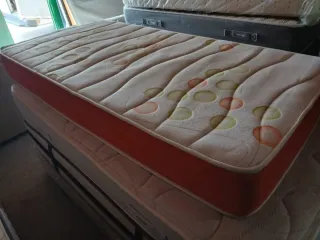 Colchón viscoelástico y somier con patas