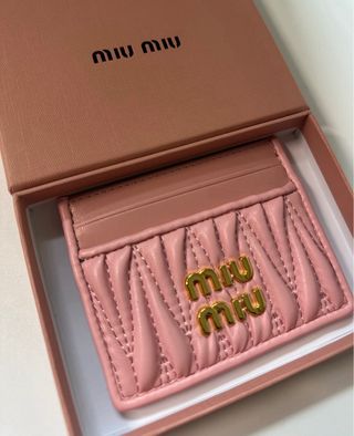 Tarjetero Miu Miu Rosa y Dorado