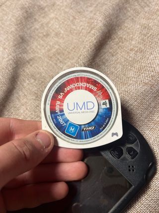 Sony PSP Negra con un juego