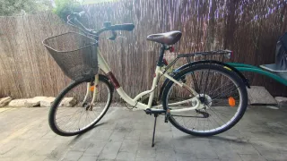 Bicicleta de paseo color crema