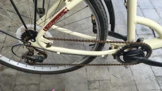 Bicicleta de paseo color crema