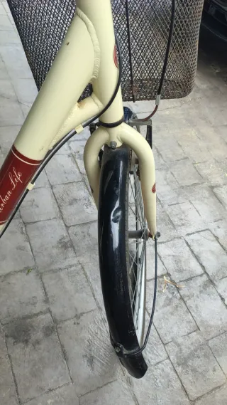 Bicicleta de paseo color crema