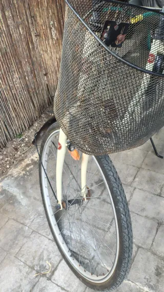 Bicicleta de paseo color crema