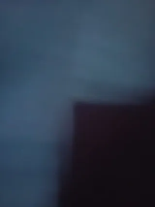 Pantalón deportivo azul con rayas blanca y roja