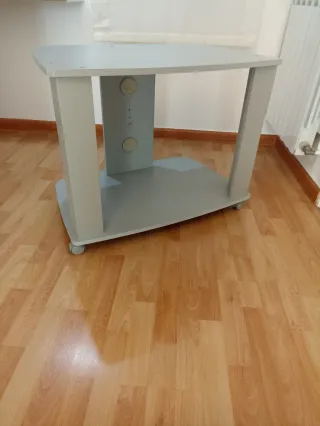 Mueble TV gris con ruedas