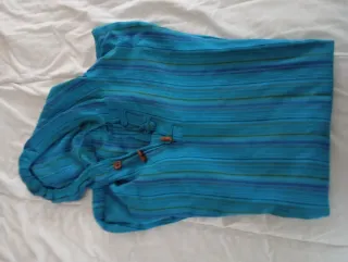 Camisa azul con capucha y rayas