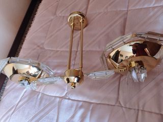 Lámpara de techo dorada con cristal. En Palencia.