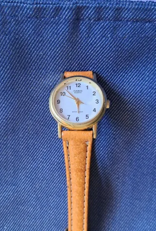 Reloj Casio Mujer Correa Marrón y Detalles Dorados