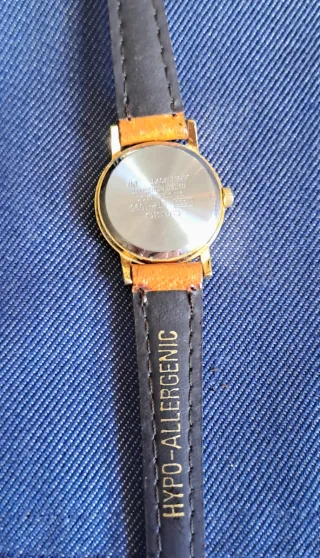 Reloj Casio Mujer Correa Marrón y Detalles Dorados