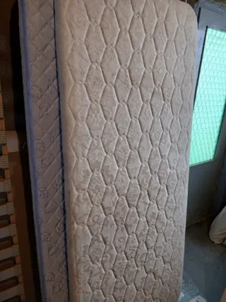 Colchón viscoelástico y base tapizada