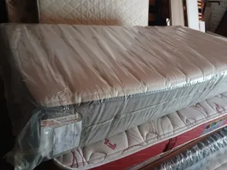 Colchón viscoelástico y base tapizada