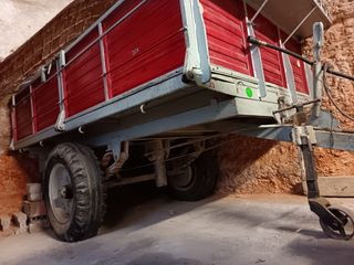 Tractor Massey Ferguson 135 con remolque y aperos
