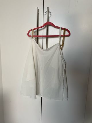 Camisa blanca con cadenas doradas