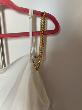 Camisa blanca con cadenas doradas