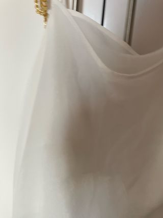 Camisa blanca con cadenas doradas