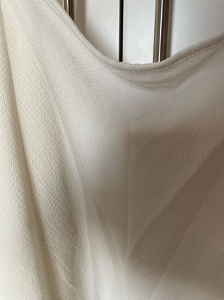 Camisa blanca con cadenas doradas