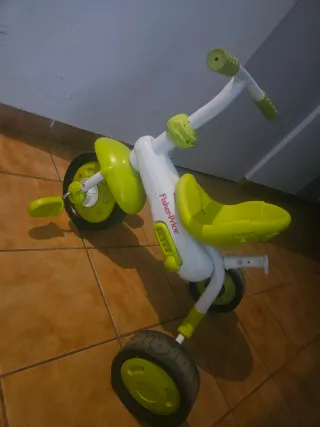Triciclo Fisher-Price con diseño infantil.