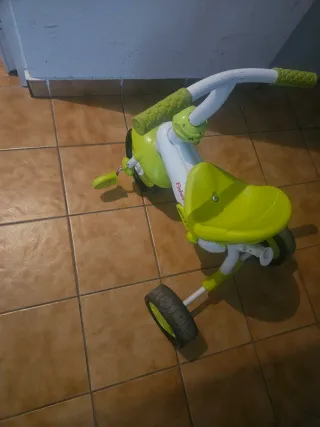 Triciclo Fisher-Price con diseño infantil.