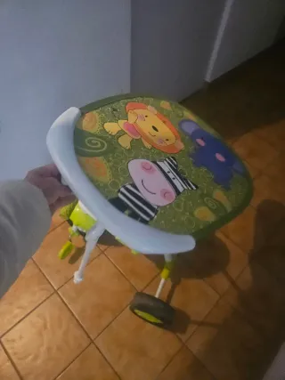 Triciclo Fisher-Price con diseño infantil.