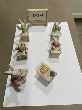 Figuras porcelana conejos escuela