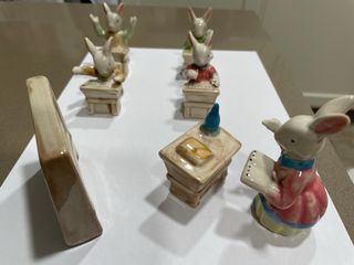 Figuras porcelana conejos escuela