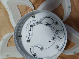 Lámpara LED moderna blanca