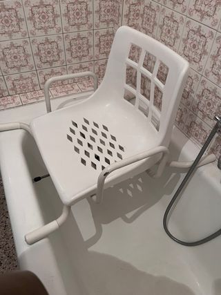 Silla para bañera blanca