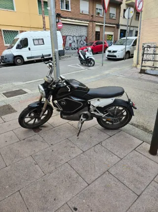 Super Soco TC Scooter Eléctrica Negra/Blanca