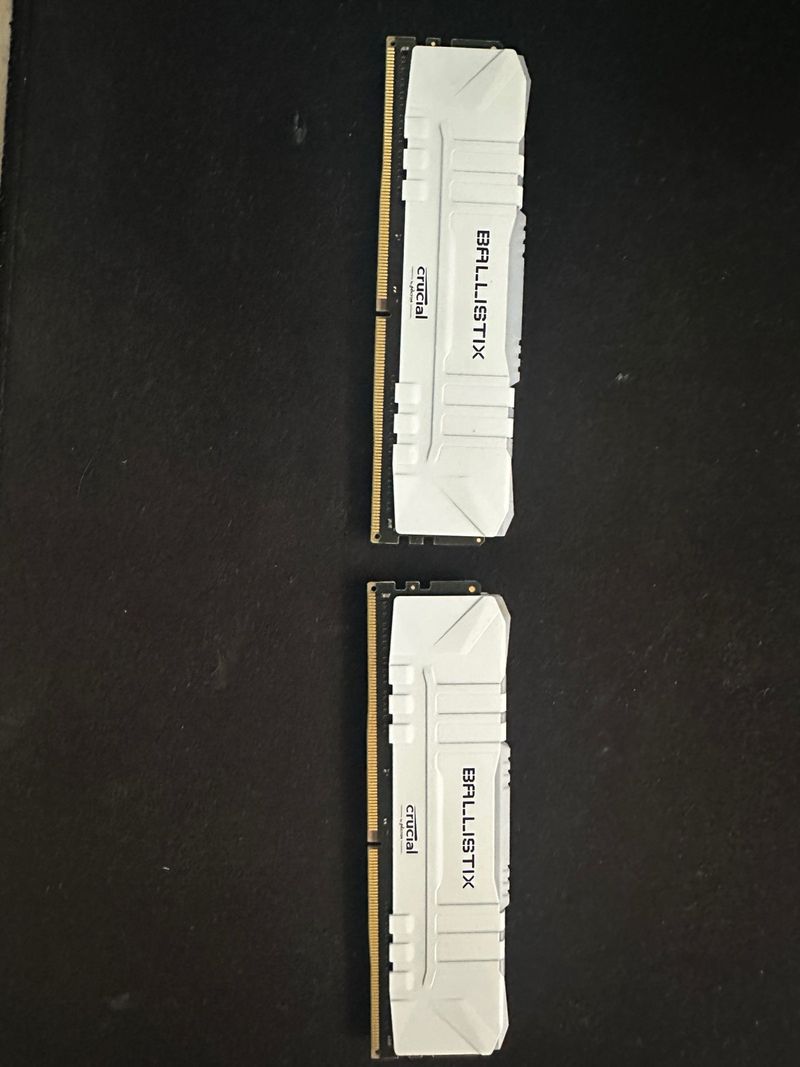 Crucial Ballistix RGB DDR4 3600 mhz 8GBx2 (16GB).