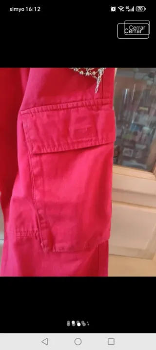 Pantalones cargo rojos con cadena