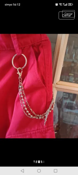 Pantalones cargo rojos con cadena