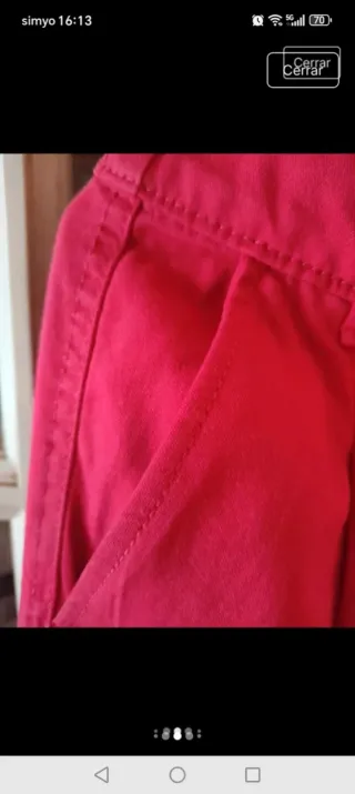 Pantalones cargo rojos con cadena