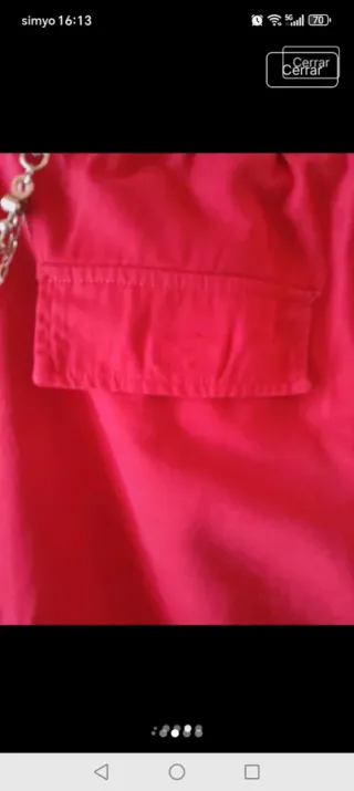 Pantalones cargo rojos con cadena