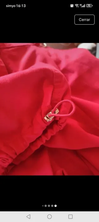 Pantalones cargo rojos con cadena