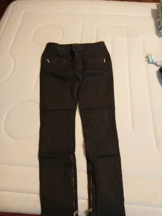Pantalón negro con cremalleras doradas