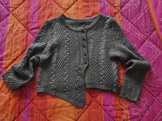 Cardigan corto verde oliva con trecce
