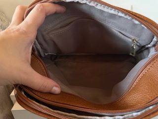 Bolso de hombro marrón con rayas