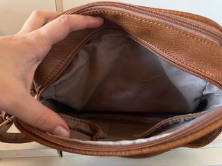 Bolso de hombro marrón con rayas