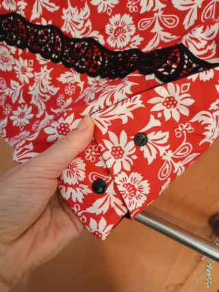 Bufanda Micuxú roja con clip y encaje negro