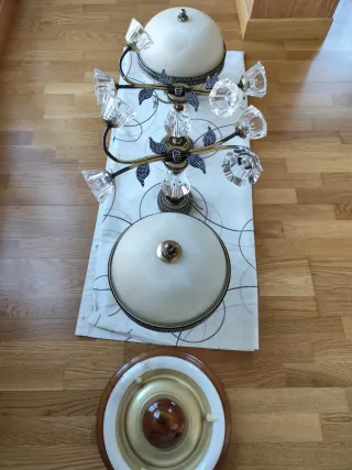 2 Lámparas de techo doradas y blancas. Alabastro.