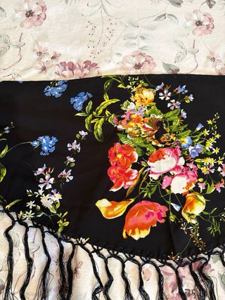 Mantoncillo negro flores